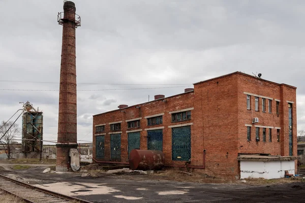 Sala de calderas de fábrica con chimenea — Foto de Stock