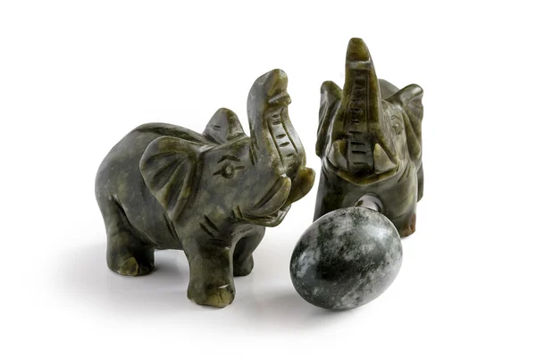 Figurines of elephants with egg from nephrite — Stock Photo, Image