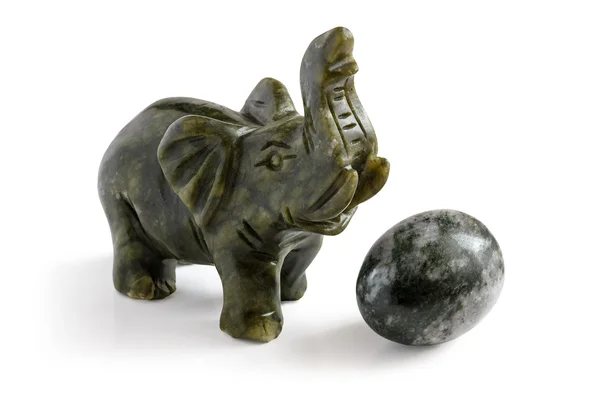 Figurines of elephants with egg from nephrite — Stock Photo, Image