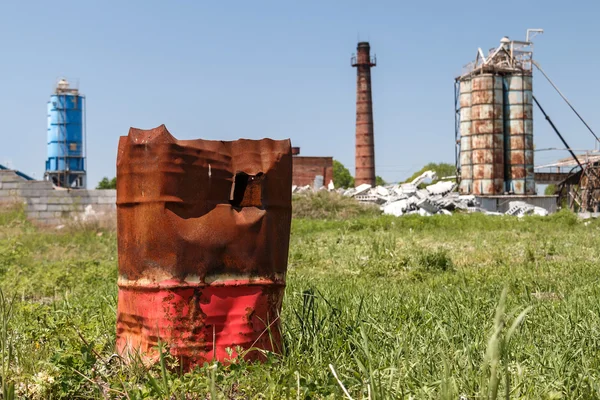 Barril de metal oxidado — Foto de Stock