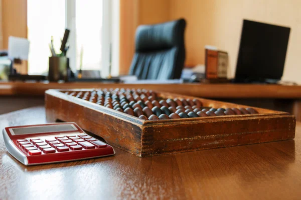 Eski ahşap hesapları ve modern hesap makinesi