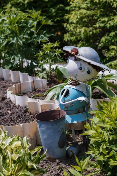 Figura de metal em um jardim — Fotografia de Stock