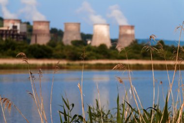 Nehir kıyısında üzerinde enerji santrali