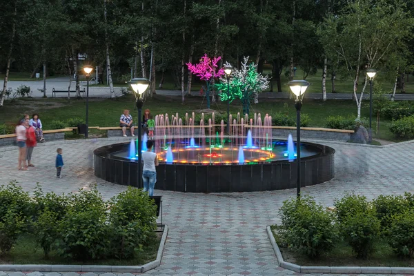 Fontana di città di sera — Foto Stock