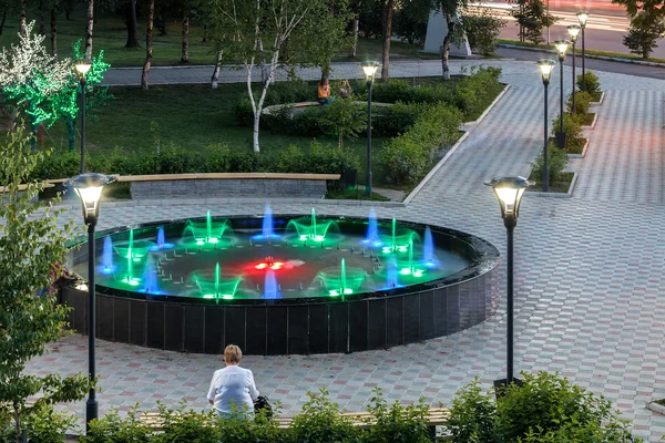 Fontana di città di sera — Foto Stock