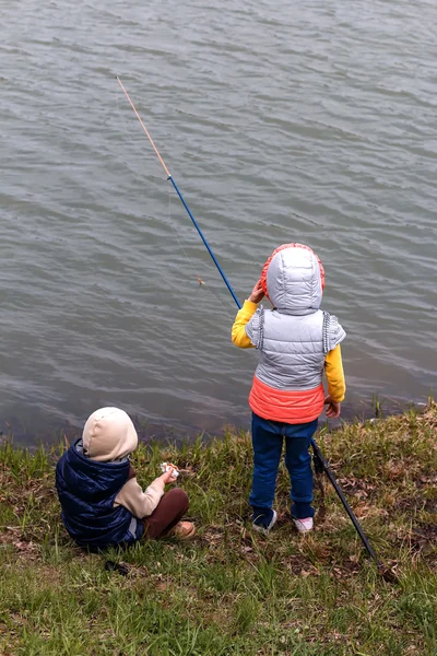 De jongen en het meisje van de visserij — Stockfoto