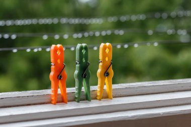 Yağmurda clothespins dönüştürün