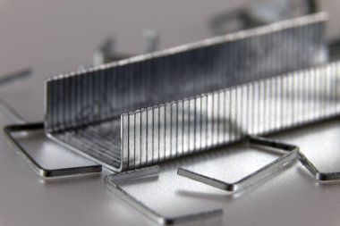 Tel zımba için metal destekleri