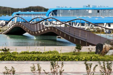 Dolgu üzerinde yaya köprüsü