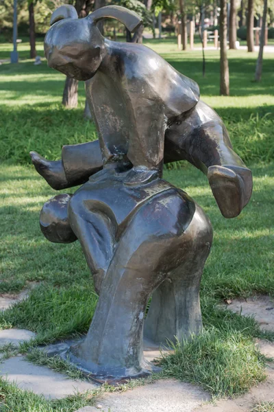 Statue of the athlete in the Olympic Park — Stock Photo, Image