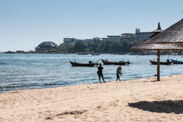 Sarı deniz kıyısında Plajı