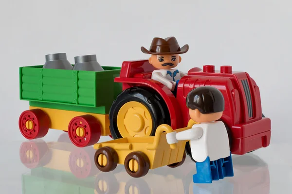 Barnens traktor från plast — Stockfoto