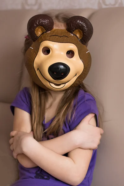Dziecko w masce niedźwiedź — Zdjęcie stockowe