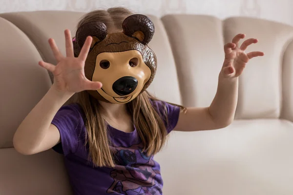 Il bambino in una maschera di orso — Foto Stock