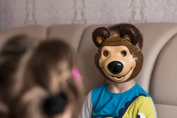 Il bambino in una maschera di orso — Foto Stock