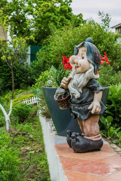 Sculptures en plâtre d'assistants dans un jardin — Photo