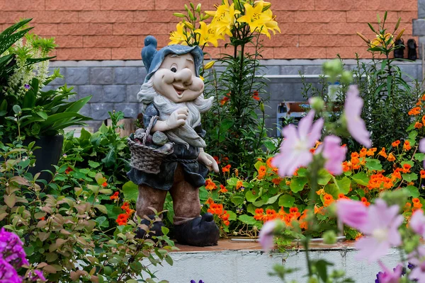 Sculpture de jardin avec panier — Photo