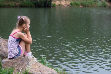 Nehir kıyısında gurl