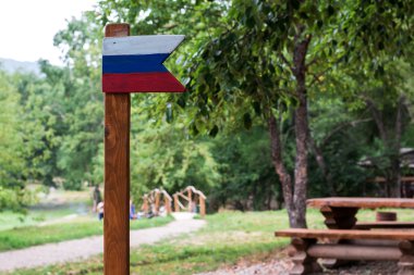 Ahşap bir sütun etiketinde