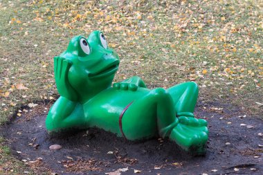 Kurbağa heykel Nehri kıyısında