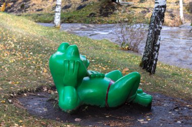 Kurbağa heykel Nehri kıyısında