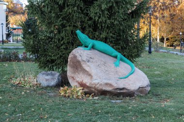 Yeşil kertenkele heykeli