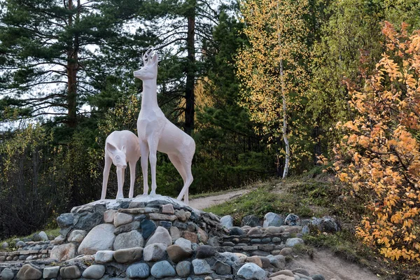 Скульптура двох оленів на камені — стокове фото