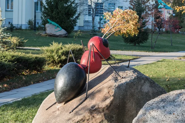 Sculpture of an ant and lizard — Stock Photo, Image