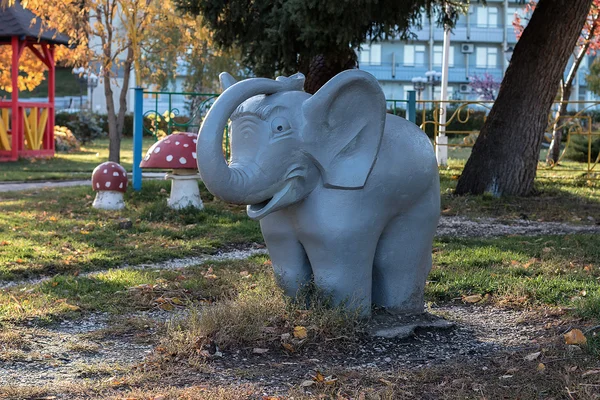 Скульптура маленького серого слона — стоковое фото