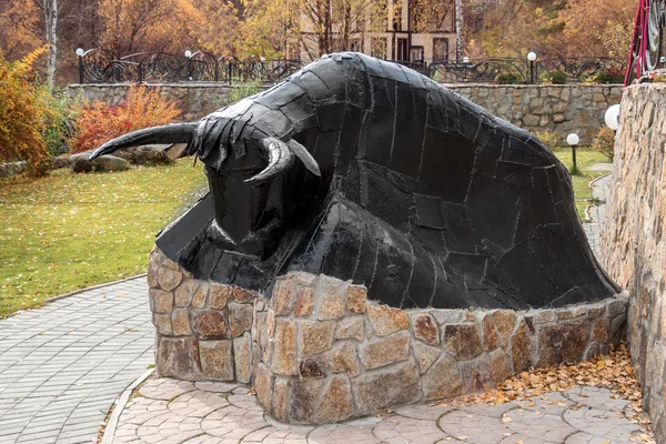 Scultura di un toro nel parco — Foto Stock