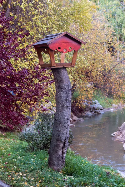 Houten vogels feeders — Stockfoto