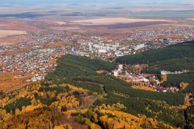 Dağın üzerinden Belukurikh şehir görünümünü