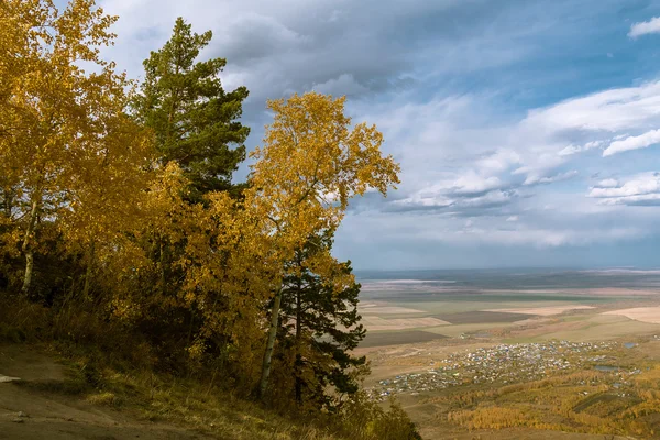 Veduta della città di Belukurikh dalla montagna — Foto Stock