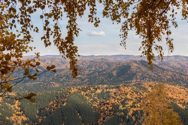 Paesaggio autunnale dalla montagna di Tserkovk — Foto Stock