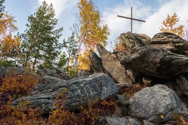 Croce su pietre di montagna — Foto Stock