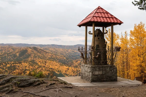 Monumento sulla montagna — Foto Stock