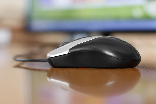 Комп'ютерна миша на столі — стокове фото