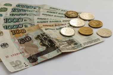 Bir tablo üzerinde Rus parası