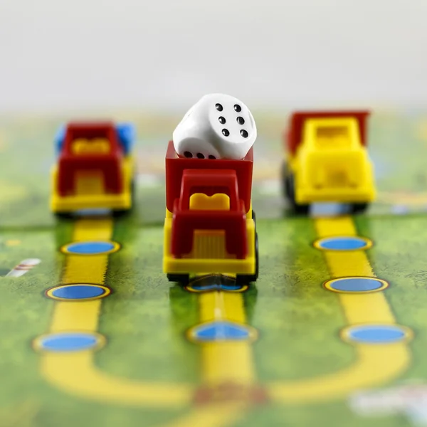 Kinder bordspel met auto 's — Stockfoto