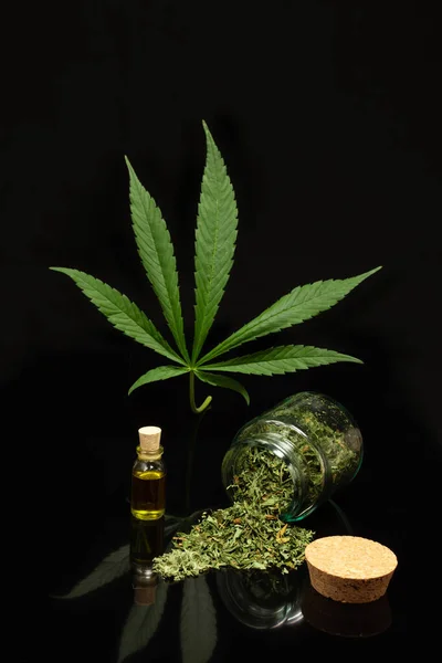 Uma Garrafa Óleo Cannabis Lado Uma Garrafa Erva Seca Regada — Fotografia de Stock
