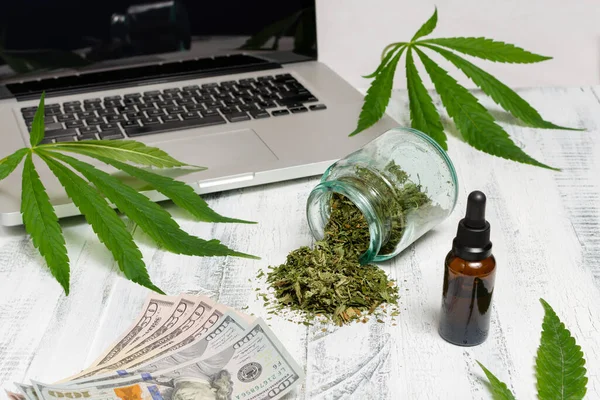 Egy Üveg Cannabis Olaj Egy Üveg Szárított Gyógynövény Fröccsenő Körül — Stock Fotó