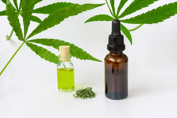 Két Üveg Orvosi Kannabisz Olaj Marihuána Levelek Fehér Alapon — Stock Fotó