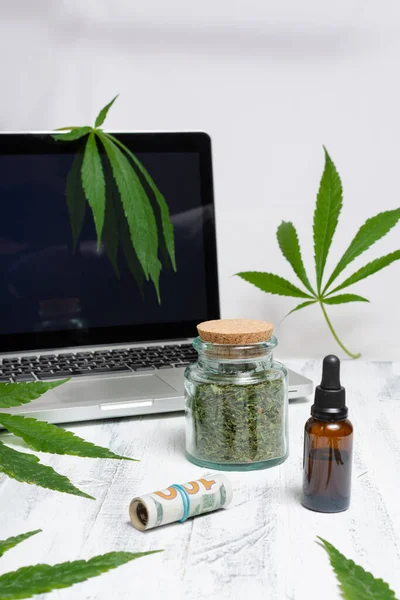 Egy Üveg Kannabiszolaj Egy Üveg Szárított Gyógynövény Egy Tekercs Dollárszámla — Stock Fotó