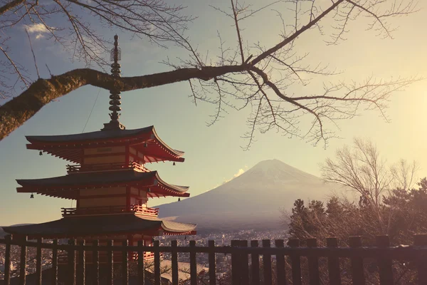 Mt. Fuji mit roter Pagode am Kawakuchiko-See in Japan (Vintage-Stil)) lizenzfreie Stockbilder