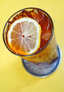 Sarı masa olarak buzlu limonlu çay.