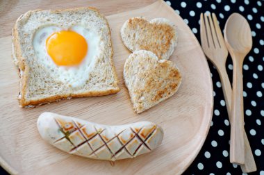Kahvaltı tost ile kalp şeklinde kızarmış yumurta oluşur ve 