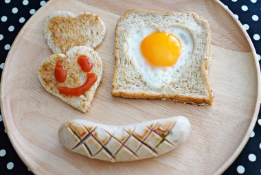 Kahvaltı tost ile kalp şeklinde kızarmış yumurta oluşur ve