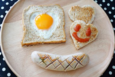 Kahvaltı tost ile kalp şeklinde kızarmış yumurta oluşur ve
