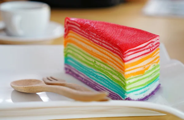 Rainbow Crape Cake auf weißem Teller. (Selektiver Fokus) Stockfoto