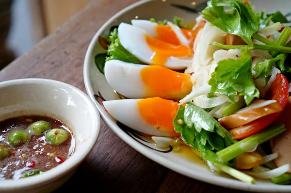 Würzig gekochter Eiersalat mit thailändischer Chilisoße (thailändisches Essen)) Stockbild